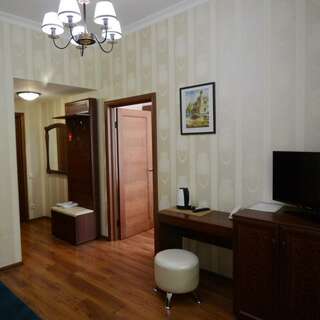 Гостиница Центр Симферополь ПОЛУЛЮКС (ДВУХКОМНАТНЫЙ)-1